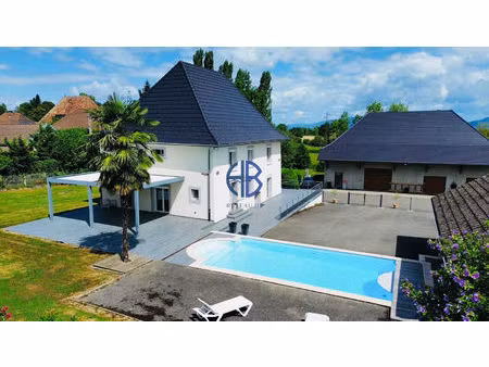 propriété comprenant une maison dauphinoise  et des nombreuses dépendances.