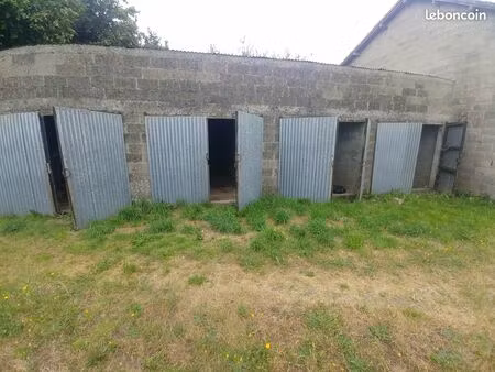 grand garage bétonné