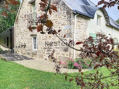 charmante propriété en pierre dans un cadre paisible avec de superbes volumes