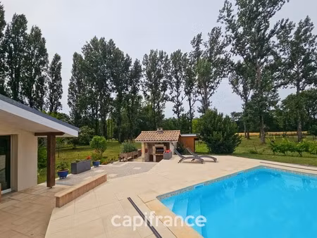 maison rénovée de 162 m² sur parc paysager de 5 174 m²  piscine  double garage et chambre 