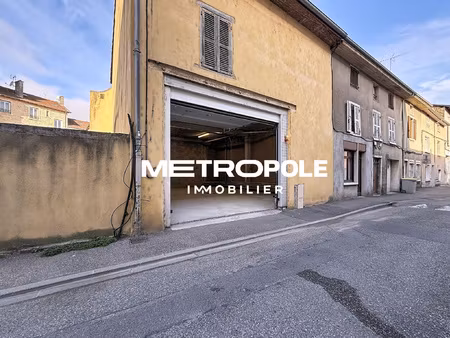 local professionnel d'environ 68m2