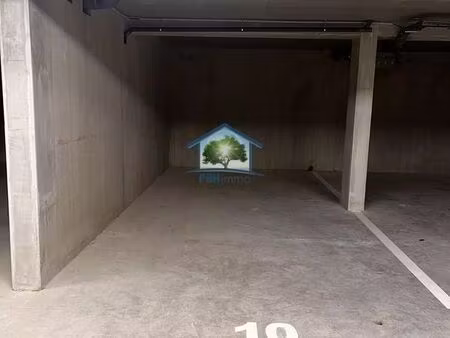 parking/box 1 pièce 9 m²