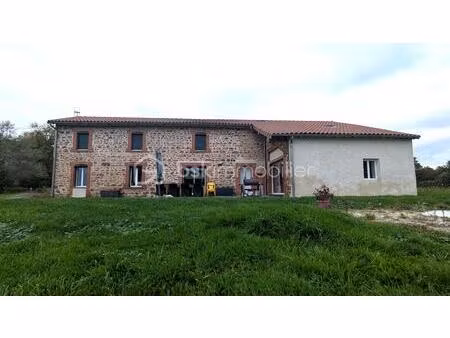 corps de ferme de 242 m² à balbigny