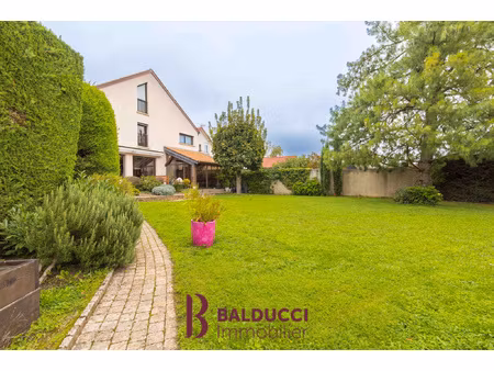 spacieuse maison familiale avec jardin et piscine