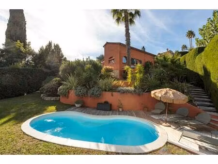 belle villa rénovée avec piscine à mougins avec belle vue degagée au calme