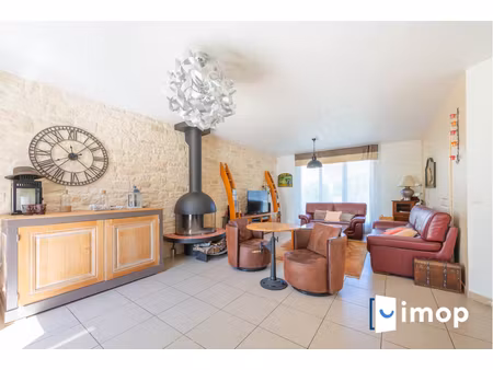 maison familiale individuelle avec terrasse et jardin