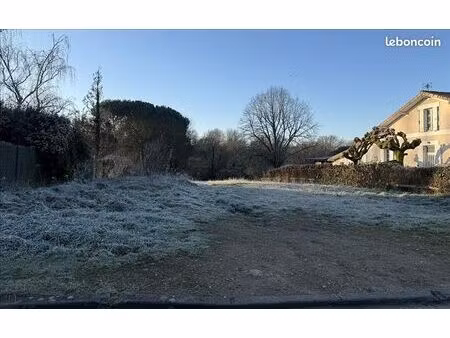 terrain 1 800 m² abzac