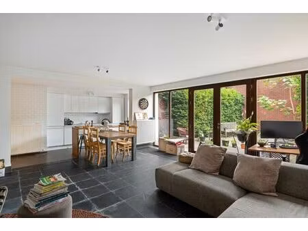 gelijkvloers 2-slaapkamerappartement met tuin en garagebox