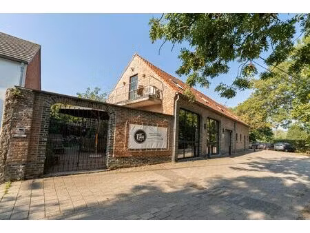 handelspand met karakter aan het kanaal