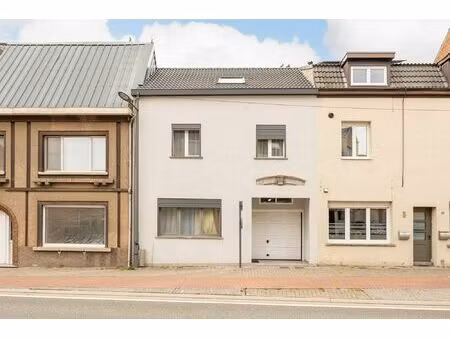 gerenoveerde woning met drie slaapkamers en terras