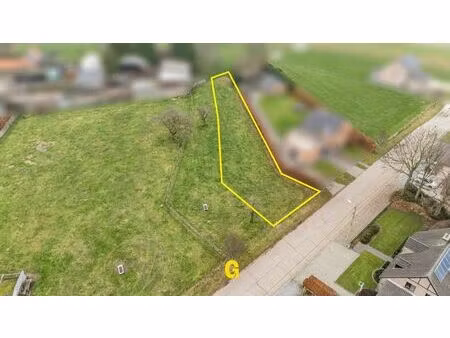 ruim bouwperceel voor halfopen bebouwing op 9a 96ca te mopertingen  grenzend aan agrarisch