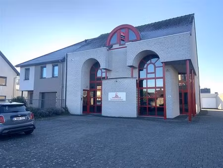 gelijkvloerse handels/kantoorruimte veel parkeergelegenheid.