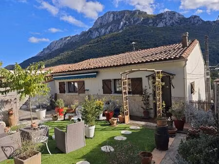 maison avec jardin et vue dégagée