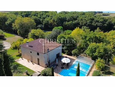 la vieille ferme avec ses granges  3 ânes et 35 hectares de terrain.