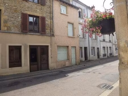 petite maison de ville à rénover  proche commerces. 85 m2 hab.