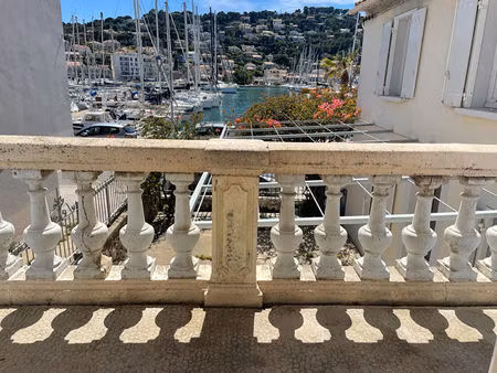 ** sur le port ** maison composée de 3 appartements ** 83430 saint mandrier **