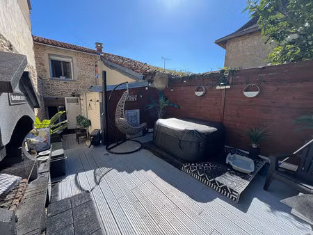 saint maurice la clouere parfait etat pour cette maison de bourg avec jardinet