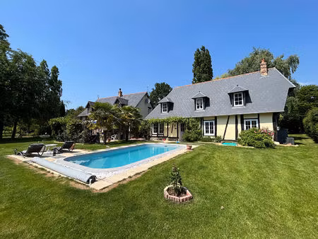 ensemble immobilier avec piscine à l'abri des regards