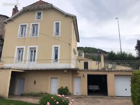 maison individuelle avec terrasse et garages