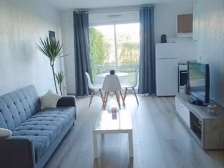 charmant t2 meublé de 43 m2 à surgères en rez-de-chaussée de chaussée  tout confort et prê