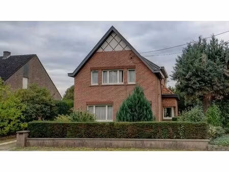te renoveren woonhuis van 141m² in open bebouwing met tuin op 5 are 83 ca