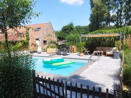 gerenoveerde langgevelhoeve met bakhuis  zwembad en schuur