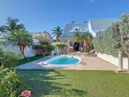 en exclusivité maison de ville à vendre avec piscine et jardin sur oyster pond  saint-mart