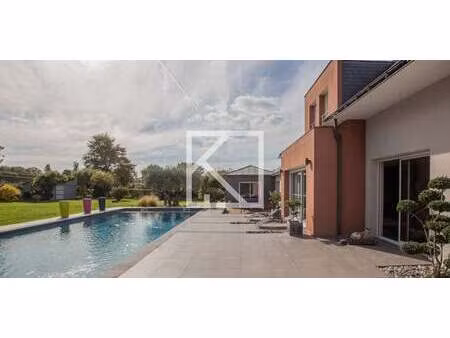 maison avec piscine et jardin cheffes (49)