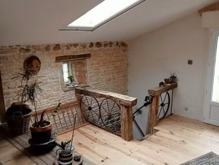 maison chaleureuse  jardin clos et dépendances