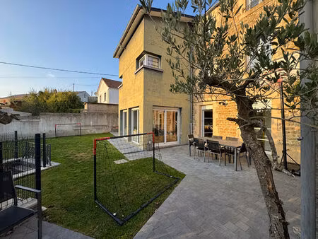 maison de pierre rénovée de 188 m2 sh sur 380 m2 de terrain  2 garages proche du centre