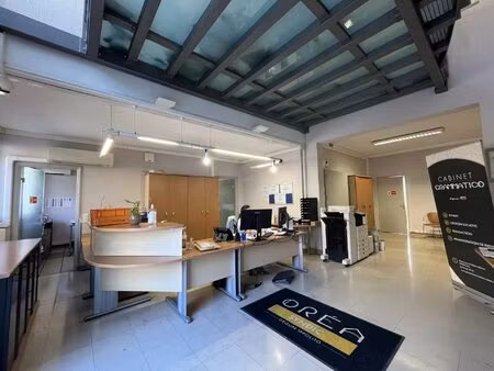 a louer  locaux commerciaux / bureaux secteur nice est  surface 292 m² environ avec visibi