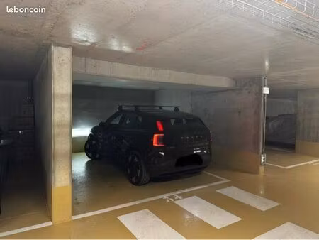 location place de parking spacieuse