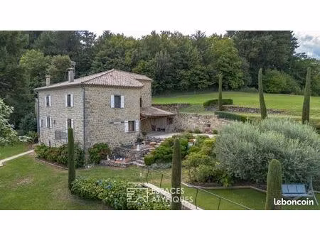 propriété 6 pièces 218 m²