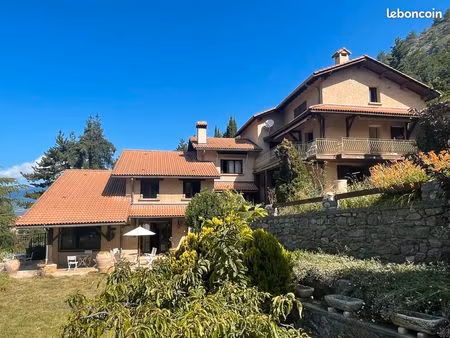 vente de 3 maisons  une piscine et son terrain