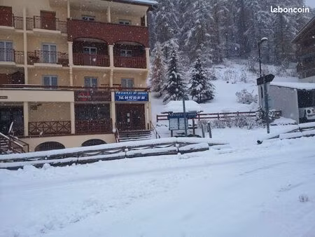 local commercial bail precaire