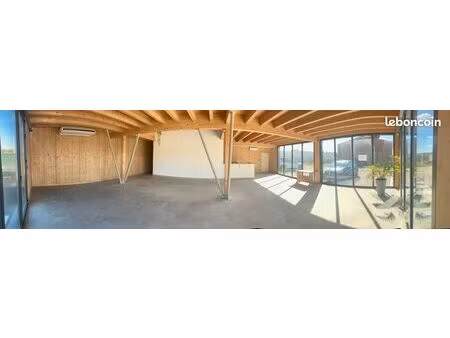 local commercial  exposition  salle