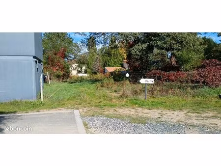 loue ou vent terrain 600m2 superbe emplacement pour restauration rapide a. côté de 2 campi