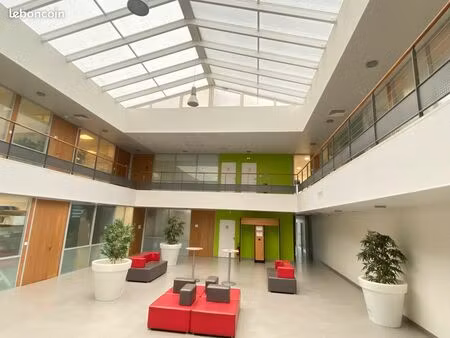 local professionnel de 191 m2   situé au pôle equa santé à saint cyr sur loire avec parkin