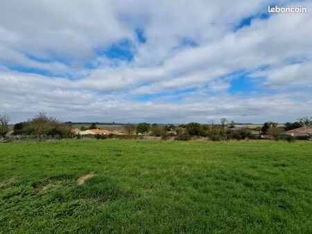 terrain 2 300 m² avy