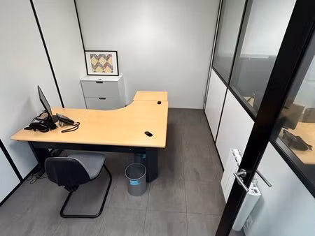 bureaux à louer avec bureaux et armoires + chaise