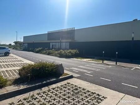 local commercial 1200 m² montivilliers