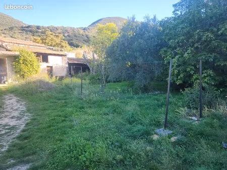 terrain constructible  avec bâti à rénover  sur rustrel centre village