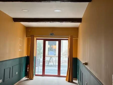 local avec murs 20 m2