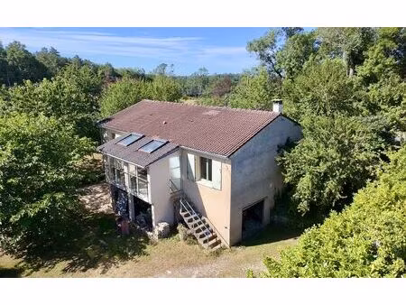 maison familiale de plain-pied avec grand terrain de 1952 m² de calme et de verdure
