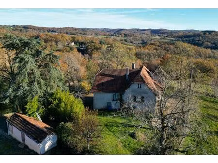 secteur catus  ancienne ferme composée d'une maison  d'un gite  grange et hangar sur 9ha