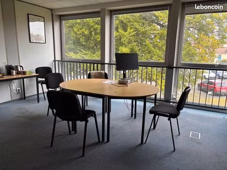 à louer  bureau de 25 m² situé au 2 rue gambetta  avon (77210)  avec une place de parking 