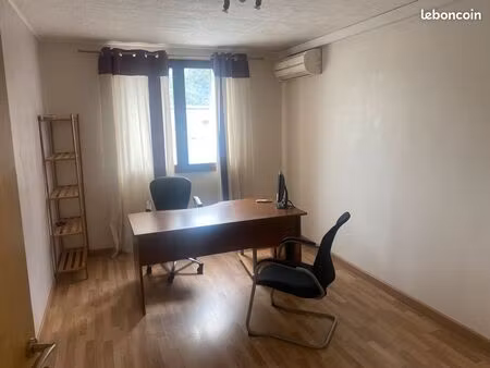 salle de consultation dans cabinet partagé