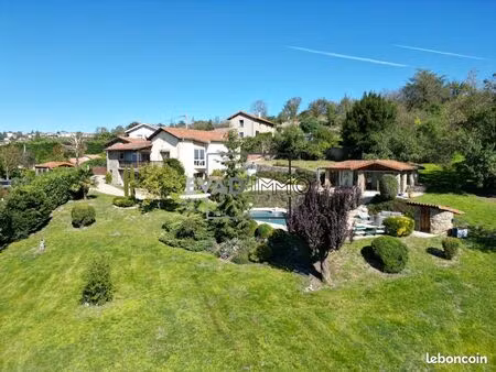 propriété 10 pièces 242 m²