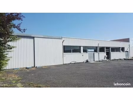 local commercial de 528m2avec parking de 420m2