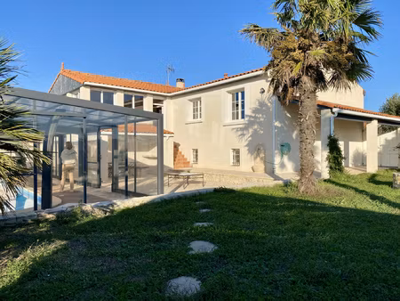 vue mer panoramique pour cette maison de cinq chambres